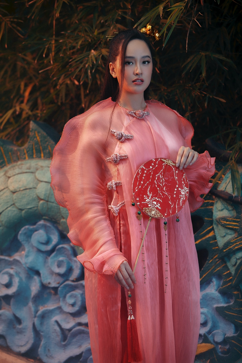 Hơn 10 năm mới mặc lại áo dài, Hoa hậu Mai Phương Thúy đẹp sắc sảo như mỹ nữ cổ trang ảnh 5