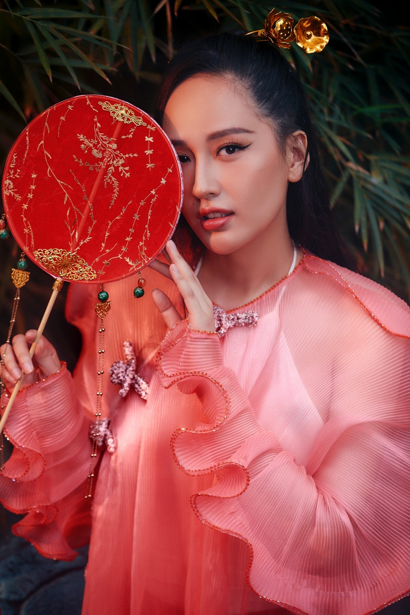 Hơn 10 năm mới mặc lại áo dài, Hoa hậu Mai Phương Thúy đẹp sắc sảo như mỹ nữ cổ trang ảnh 6