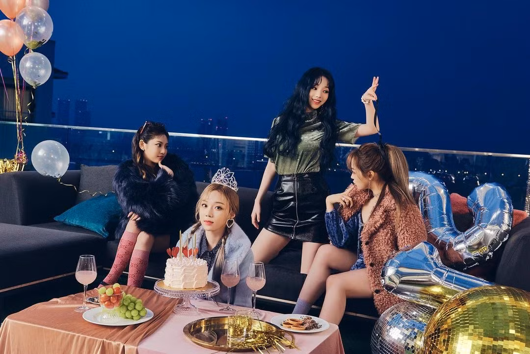 Ảnh mừng năm mới của aespa: Winter đội vương miện như hoa hậu nhưng trang phục lại lạc quẻ ảnh 3