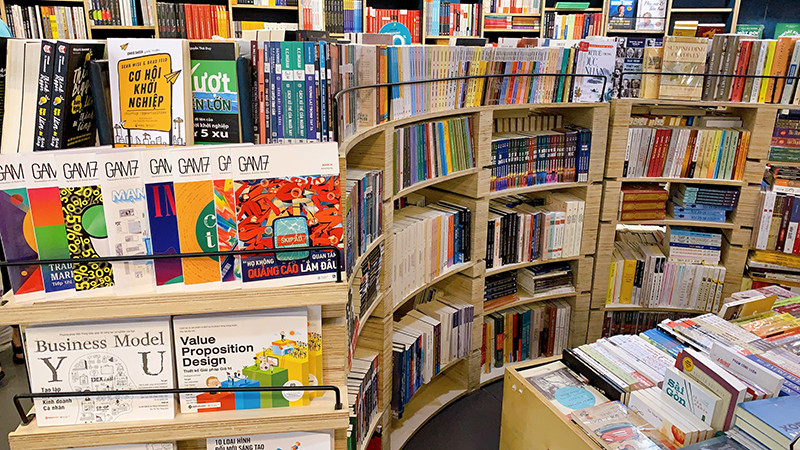 Theo chân quản lý khám phá những “bí ẩn” chưa có lời giải thích trong các nhà sách ảnh 3