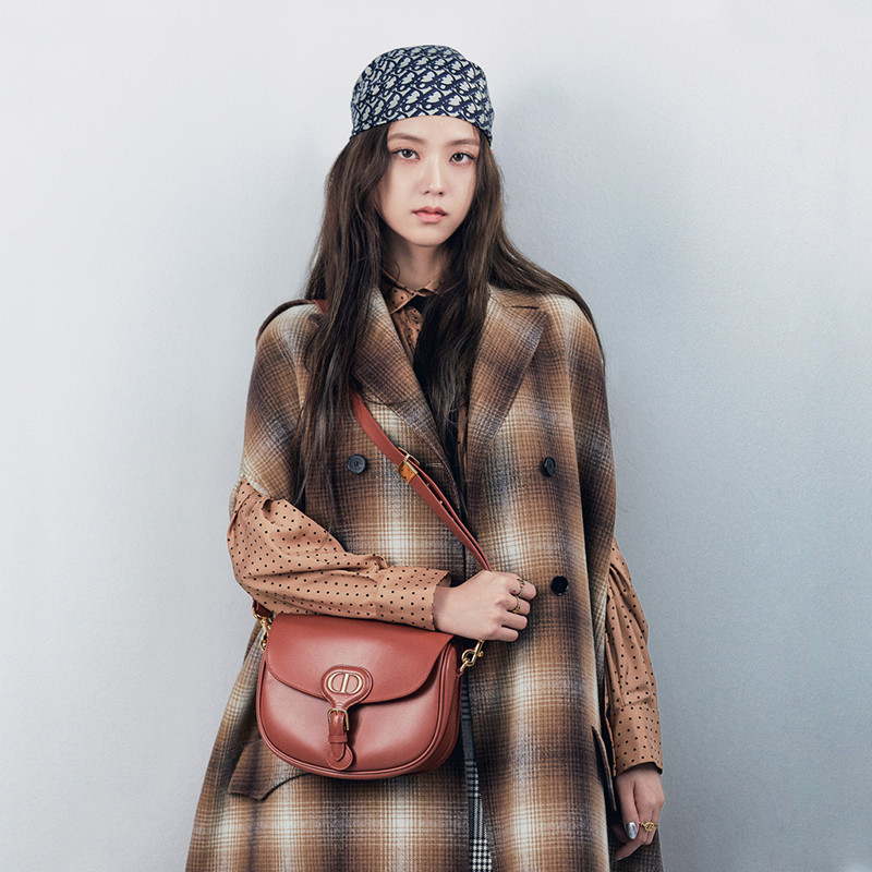 Vì sao Jisoo BLACKPINK chụp loạt ảnh cho BST mới của Dior chỉ dùng duy nhất một mẫu túi? ảnh 3