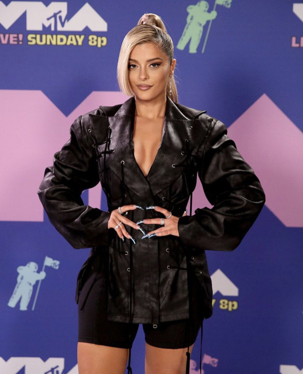 Dàn sao làm lố trên thảm đỏ VMAs 2020: Lady Gaga đội bể cá, The Weeknd bị đánh? ảnh 6