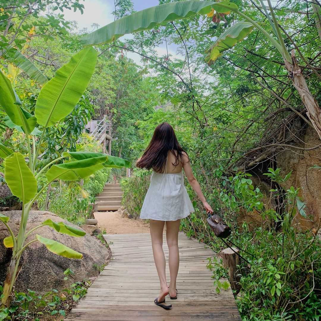 Chiếc váy yếm siêu mát mẻ khiến các hotgirl mê mẩn, không ngại “đụng hàng“ ảnh 2