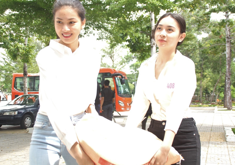 Thí sinh Hoa Hậu Việt Nam 2020 chia sẻ yêu thương cùng các em nhỏ kém may mắn ở Vũng Tàu ảnh 1