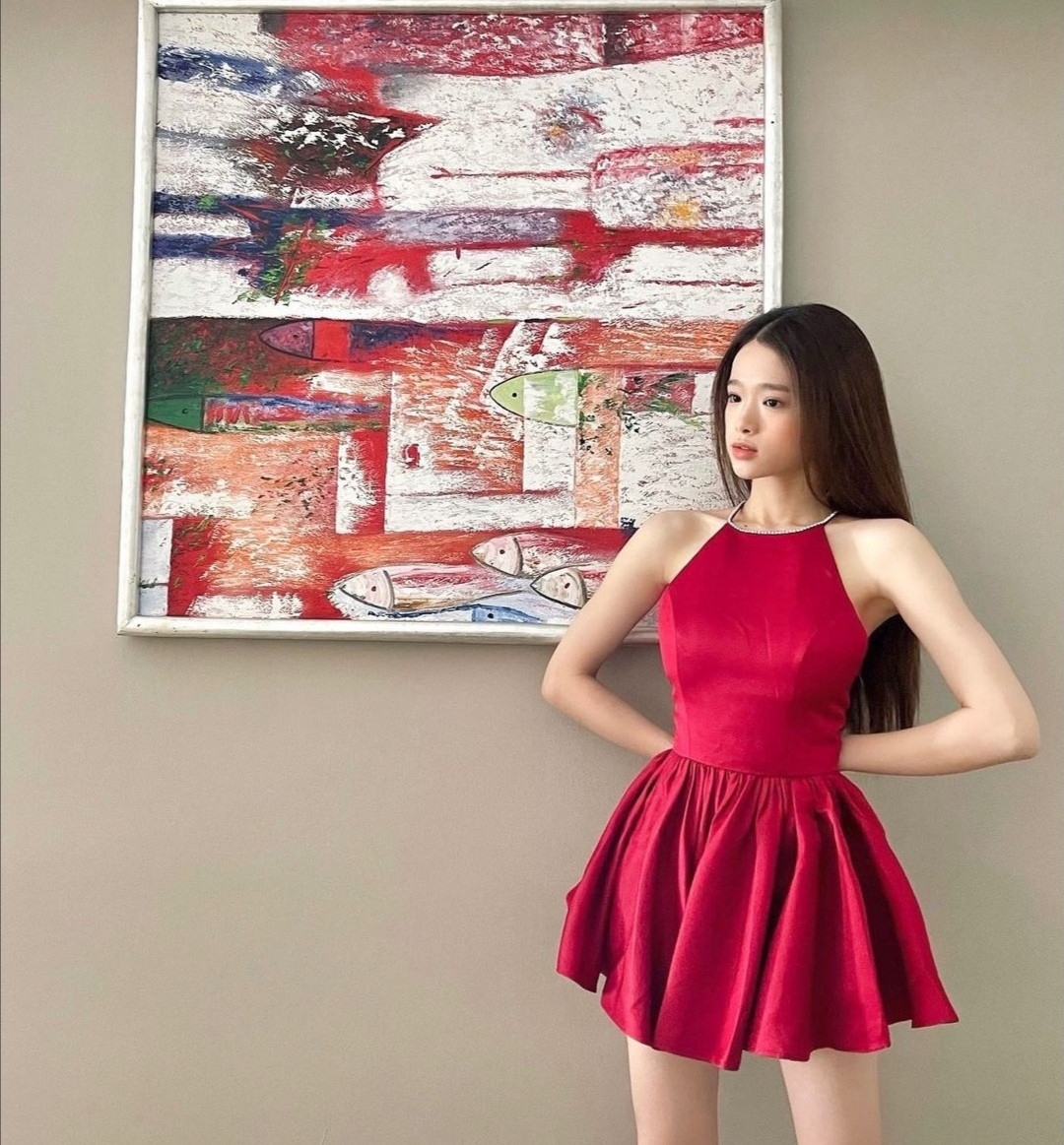 Thiều Bảo Trâm, Doãn Hải My, H’Hen Niê... đồng loạt chọn tông màu đỏ rực trong tuần đầu tiên của năm mới ảnh 6