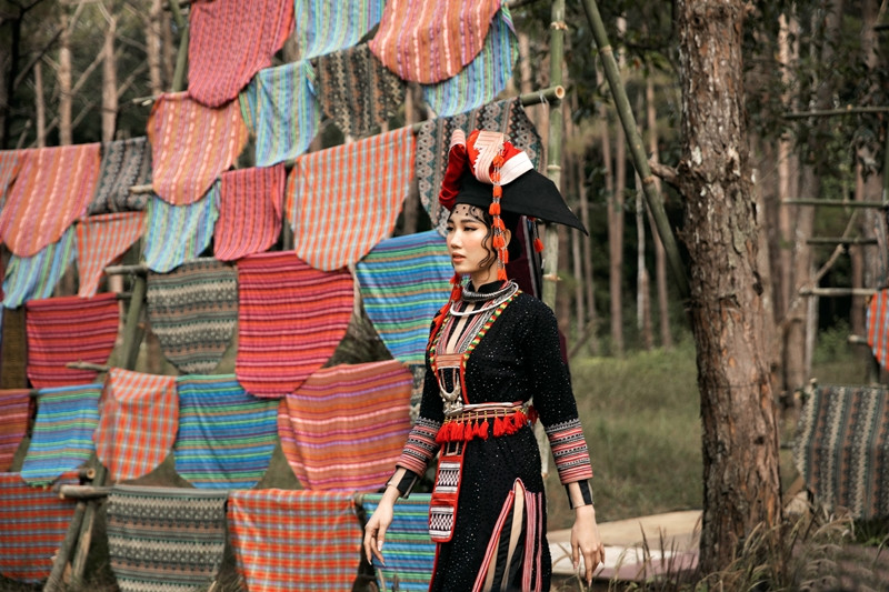 Thúy Ngân “hóa thân” thành cô gái dân tộc xinh đẹp cuốn hút giữa rừng thông ảnh 8