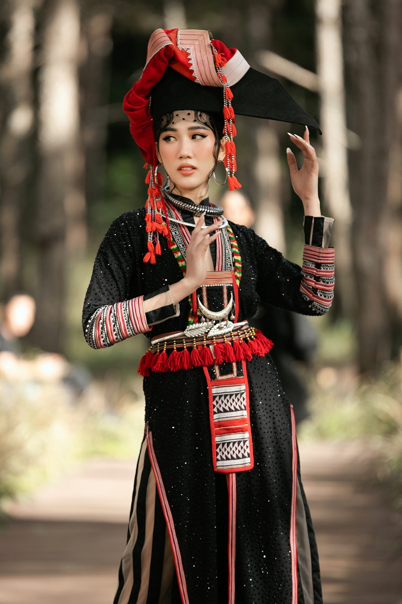 Thúy Ngân “hóa thân” thành cô gái dân tộc xinh đẹp cuốn hút giữa rừng thông ảnh 2