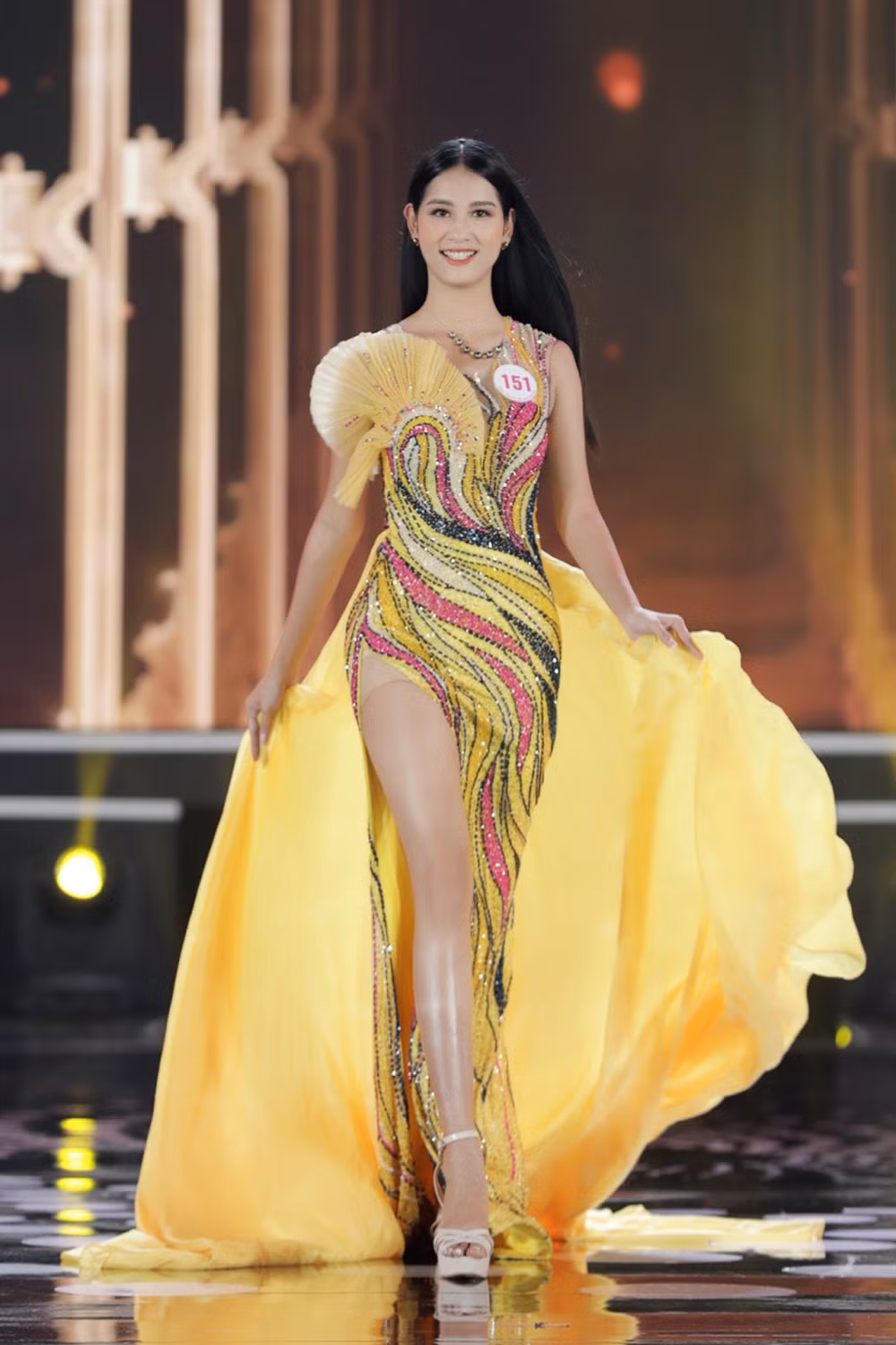 Ngắm Top 10 Hoa Hậu Việt Nam 2020 xinh đẹp lộng lẫy trong trang phục dạ hội ảnh 6