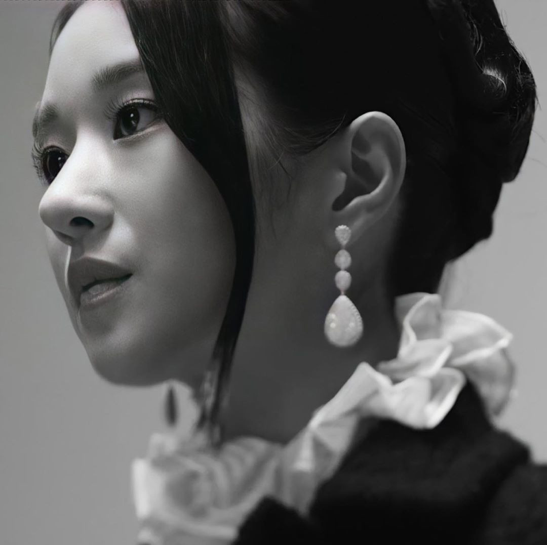 Seo Ye Ji xuất hiện đầy quyền lực trong loạt ảnh quảng cáo cuốn sách đang gây sốt tại Hàn ảnh 5