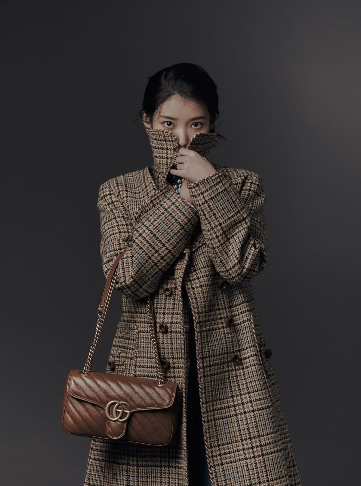 IU diện trang phục lịch lãm như một quý ông trên ấn phẩm GQ Man Of The Year ảnh 3