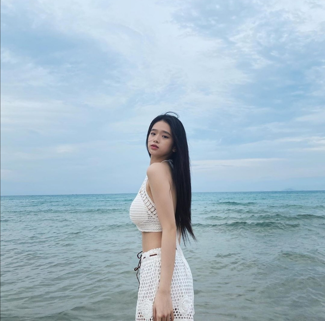 Mỹ nhân Việt đồng loạt ra biển diện bikini khoe đường cong những ngày cuối Hè ảnh 1