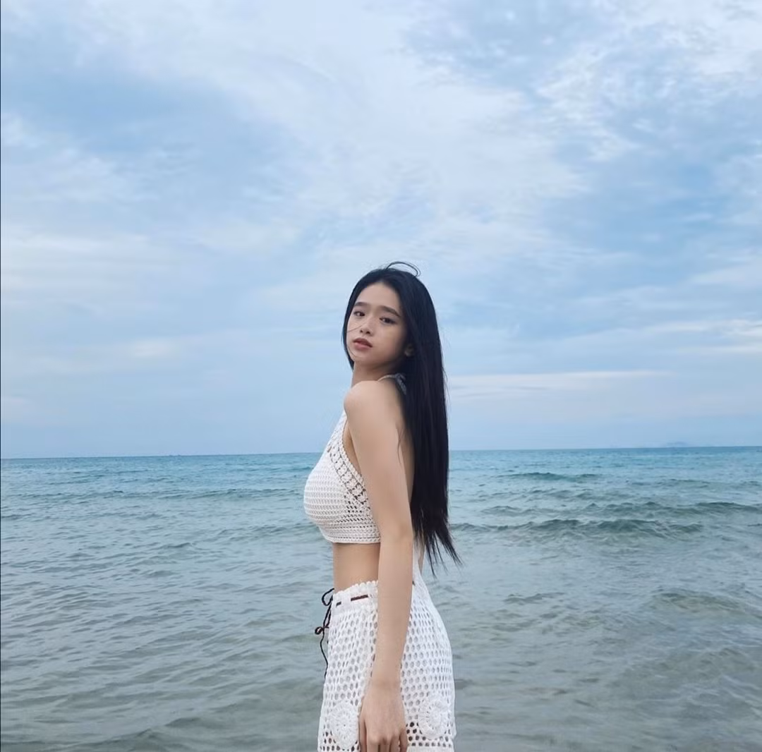 Mỹ nhân Việt đồng loạt ra biển diện bikini khoe đường cong những ngày cuối Hè ảnh 1