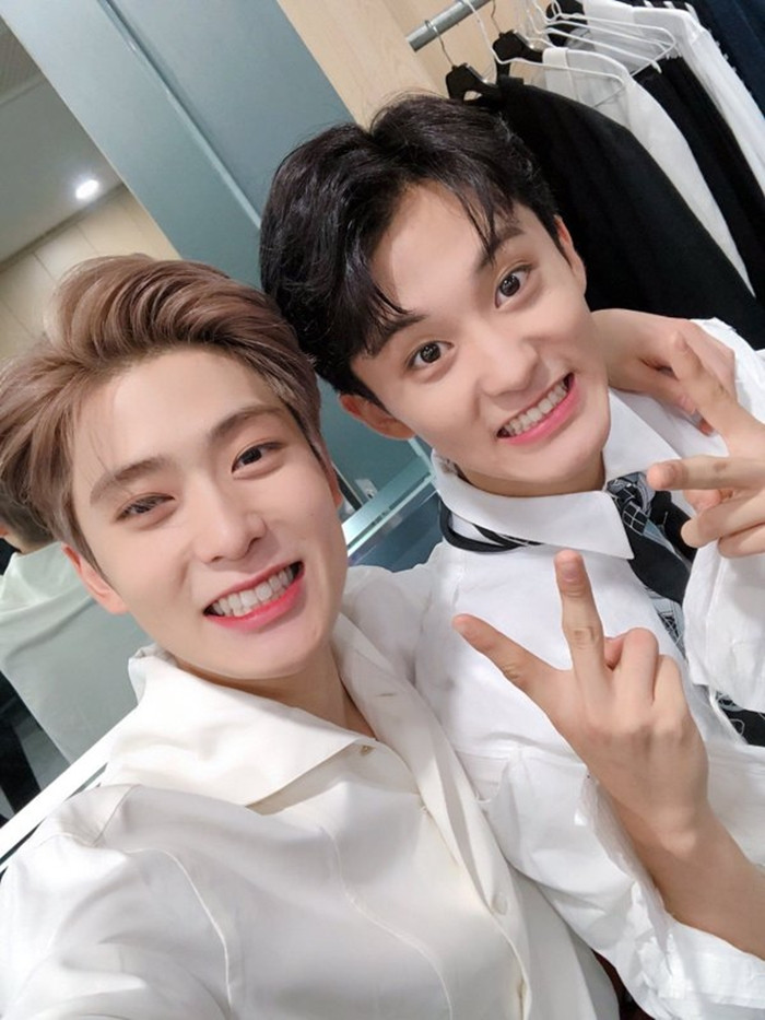 Bạn sẽ chọn chỗ ngồi nào trên chuyến xe buýt toàn các nam idol sở hữu visual hàng đầu K-Pop? ảnh 4