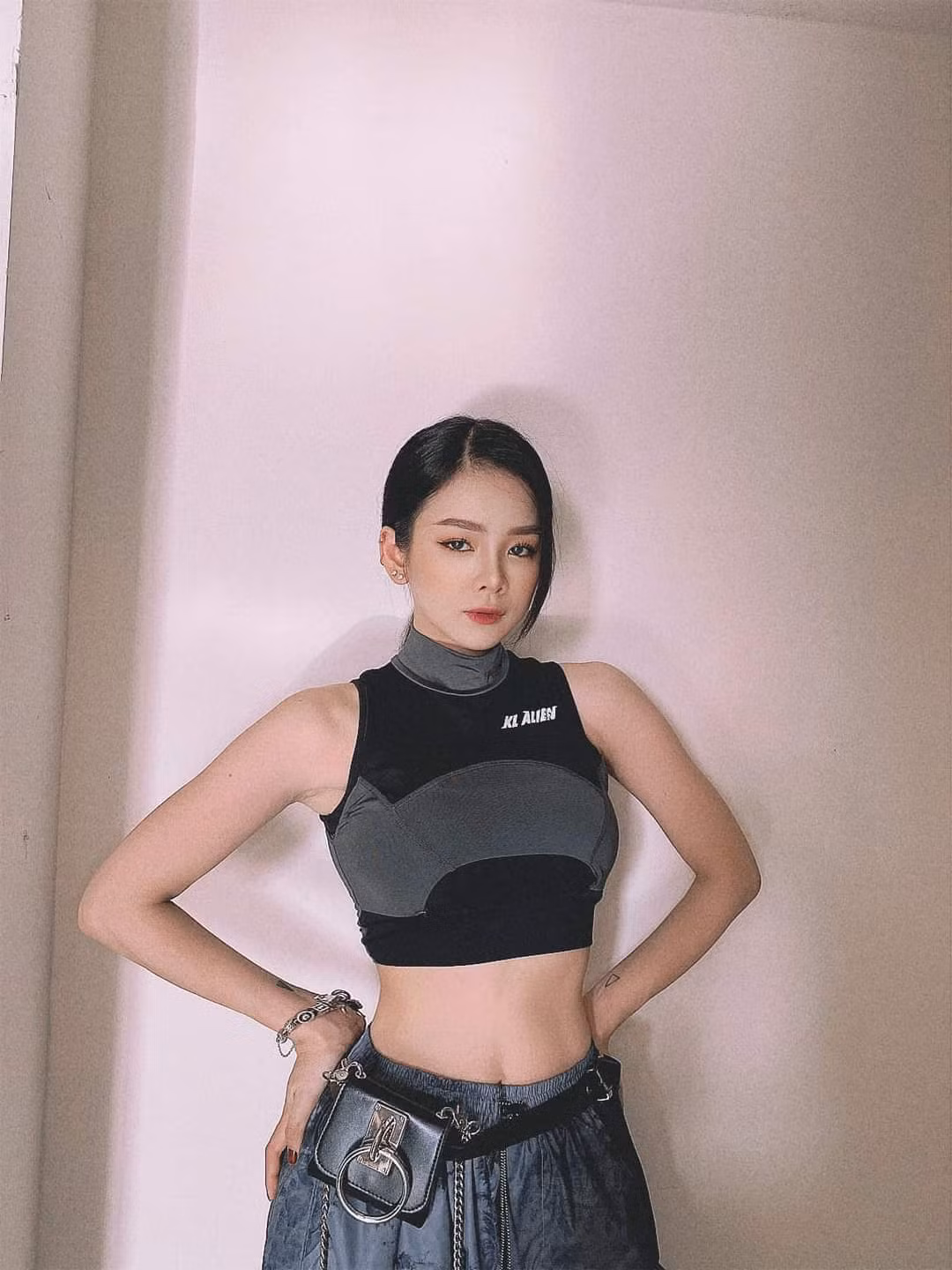 Ngắm gu thời trang chuẩn fashionista của Mie, DJ xinh đẹp của show “Rap Việt” ảnh 14
