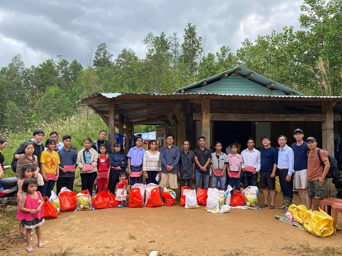 Hoa hậu H’Hen Niê lội bùn, trực tiếp đến thăm nạn nhân vụ sạt lở đất ở tỉnh Quảng Nam ảnh 5