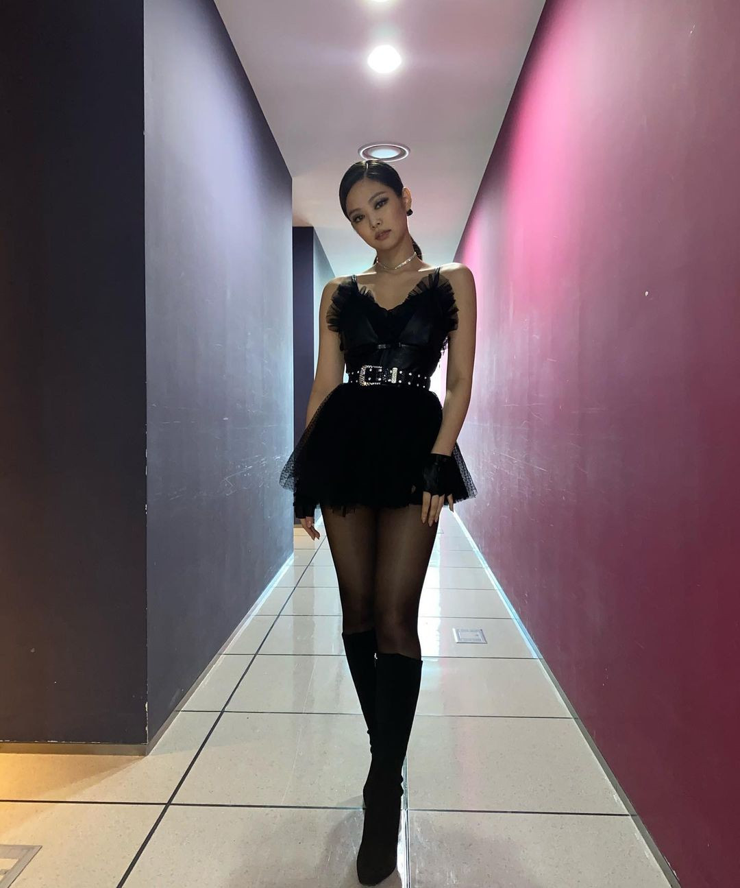 “Thiên nga đen” Jennie khiến các tín đồ của màu đen phát cuồng vì bộ váy “đỉnh của đỉnh“ ảnh 3