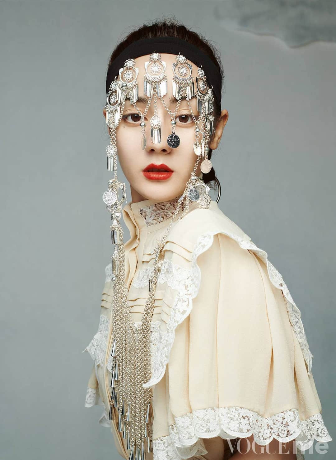 Địch Lệ Nhiệt Ba khẳng định "đẳng cấp lưu lượng" với bộ ảnh mới trên tạp chí VOGUEme ảnh 4