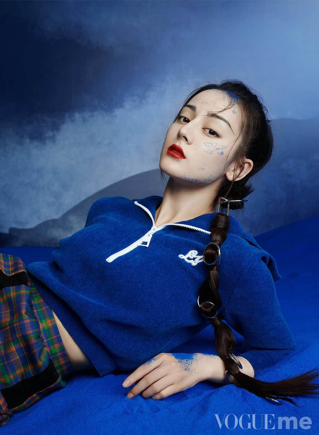 Địch Lệ Nhiệt Ba khẳng định "đẳng cấp lưu lượng" với bộ ảnh mới trên tạp chí VOGUEme ảnh 9