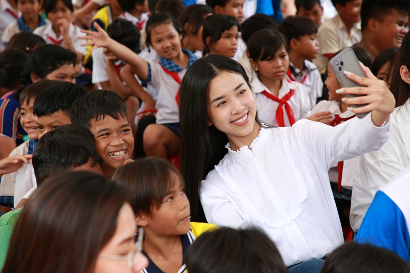 Dự án Nhân ái của Hoa Hậu Việt Nam 2020 đưa sách tới các em nhỏ trường Tiểu học Bù Cà Mau ảnh 5
