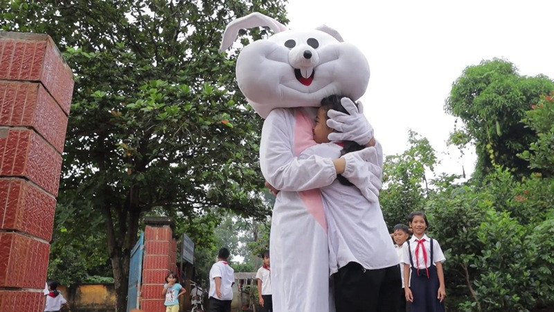 Dự án Nhân ái của Hoa Hậu Việt Nam 2020 đưa sách tới các em nhỏ trường Tiểu học Bù Cà Mau ảnh 4