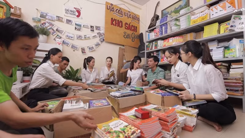 Dự án Nhân ái của Hoa Hậu Việt Nam 2020 đưa sách tới các em nhỏ trường Tiểu học Bù Cà Mau ảnh 2