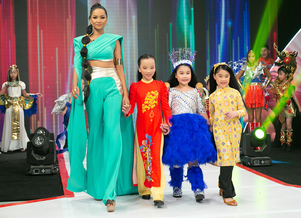 Hoa hậu H’Hen Niê hóa thân thành công chúa Jasmine, thị phạm cho “Siêu mẫu nhí“ ảnh 3
