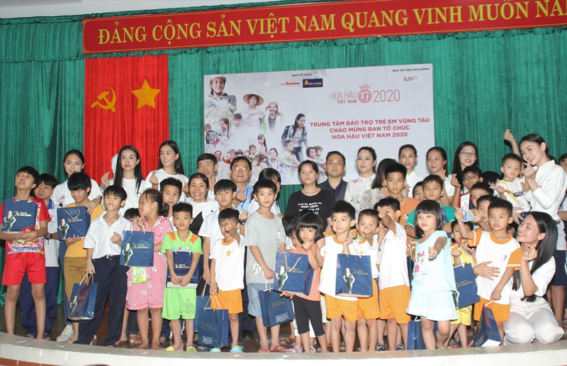 Thí sinh Hoa Hậu Việt Nam 2020 chia sẻ yêu thương cùng các em nhỏ kém may mắn ở Vũng Tàu ảnh 7