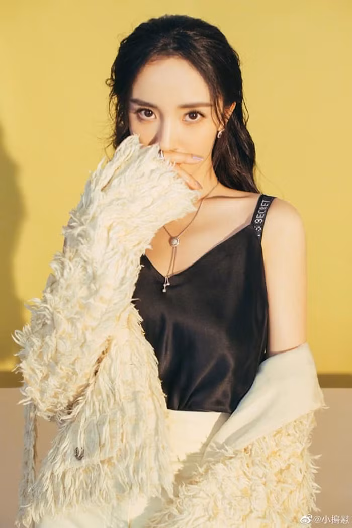 Dương Mịch bị chê thiếu sáng tạo khi mặc đồ đụng hàng “mỹ nam Chanel” Vương Nhất Bác ảnh 5