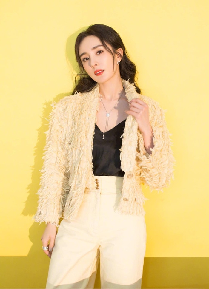 Dương Mịch bị chê thiếu sáng tạo khi mặc đồ đụng hàng “mỹ nam Chanel” Vương Nhất Bác ảnh 4