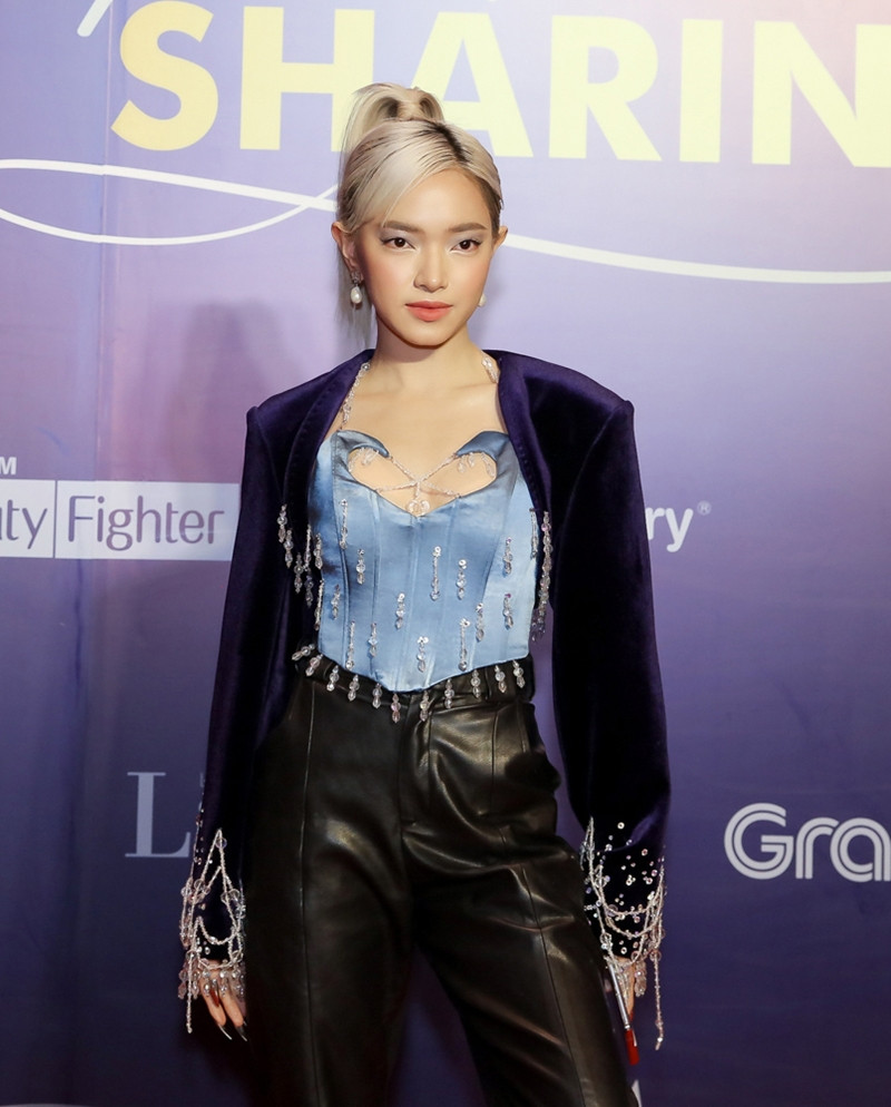 Trân Đài, Tường Vi và dàn người đẹp chuyển giới xuất hiện lộng lẫy trên thảm đỏ "Ngôi sao của năm" ảnh 12