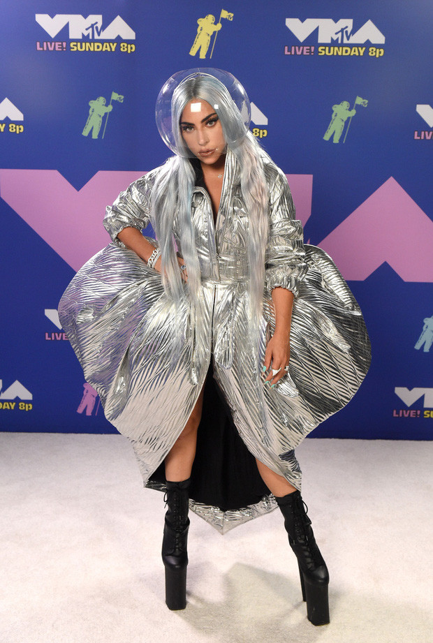 Dàn sao làm lố trên thảm đỏ VMAs 2020: Lady Gaga đội bể cá, The Weeknd bị đánh? ảnh 2