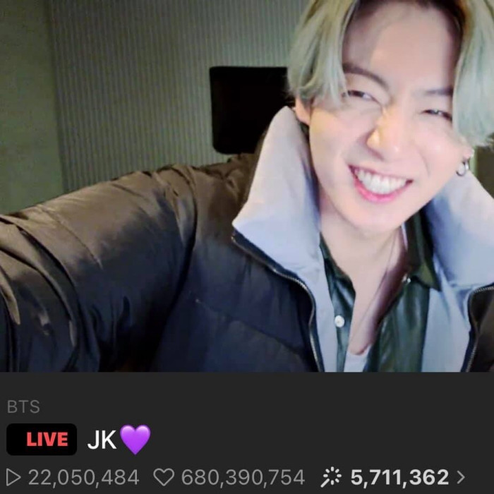 “Kỷ lục gia” Jung Kook (BTS) 1 tuần livestream 2 lần, hát chay tặng fan mà cứ ngỡ bật đĩa ảnh 1