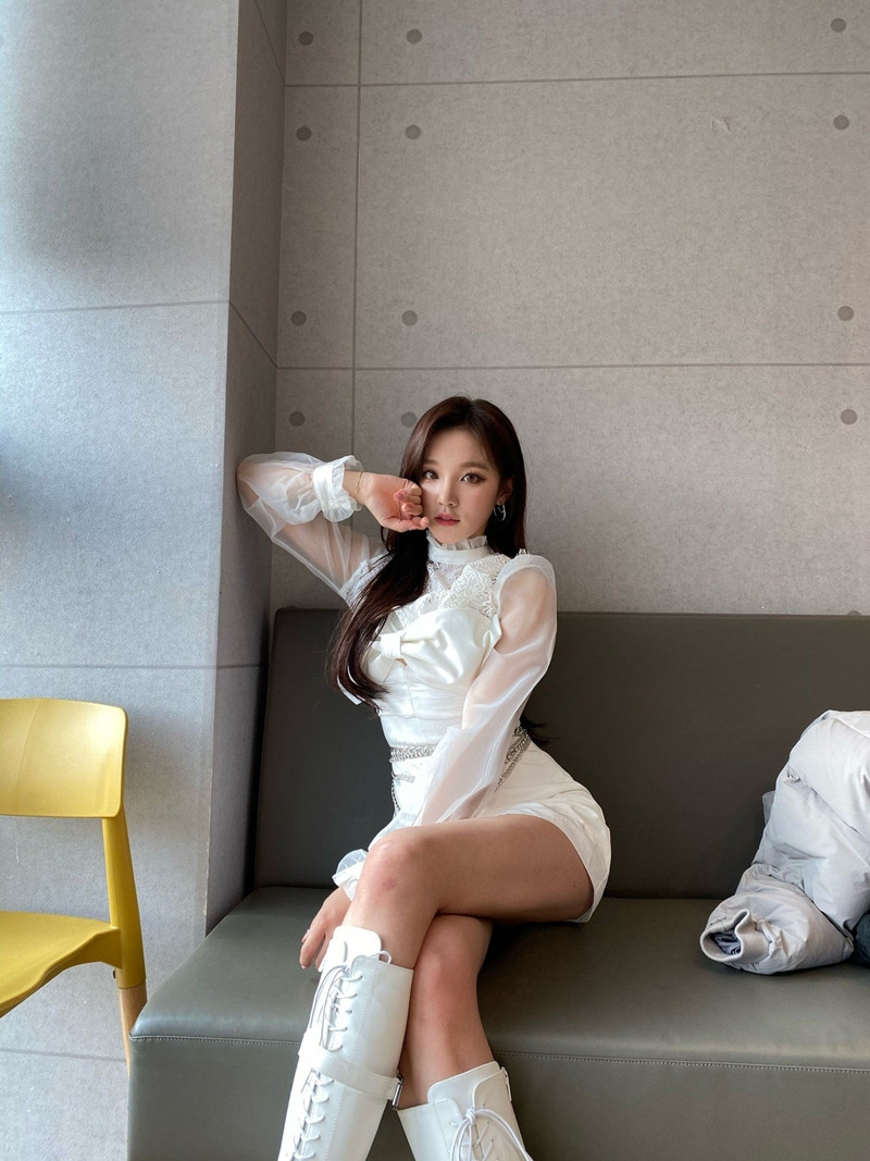 Đỉnh như Yuqi (G)I-DLE: Mặc chiếc váy giống Jisoo BLACKPINK mà nhìn mãi mới nhận ra ảnh 3