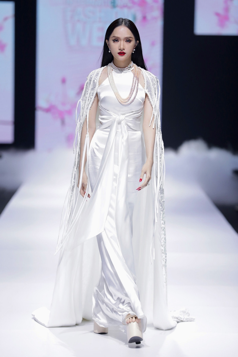 Hoa hậu Tiểu Vy và Hương Giang hóa thân thành “ả đào”, ai thướt tha dịu dàng hơn? ảnh 6