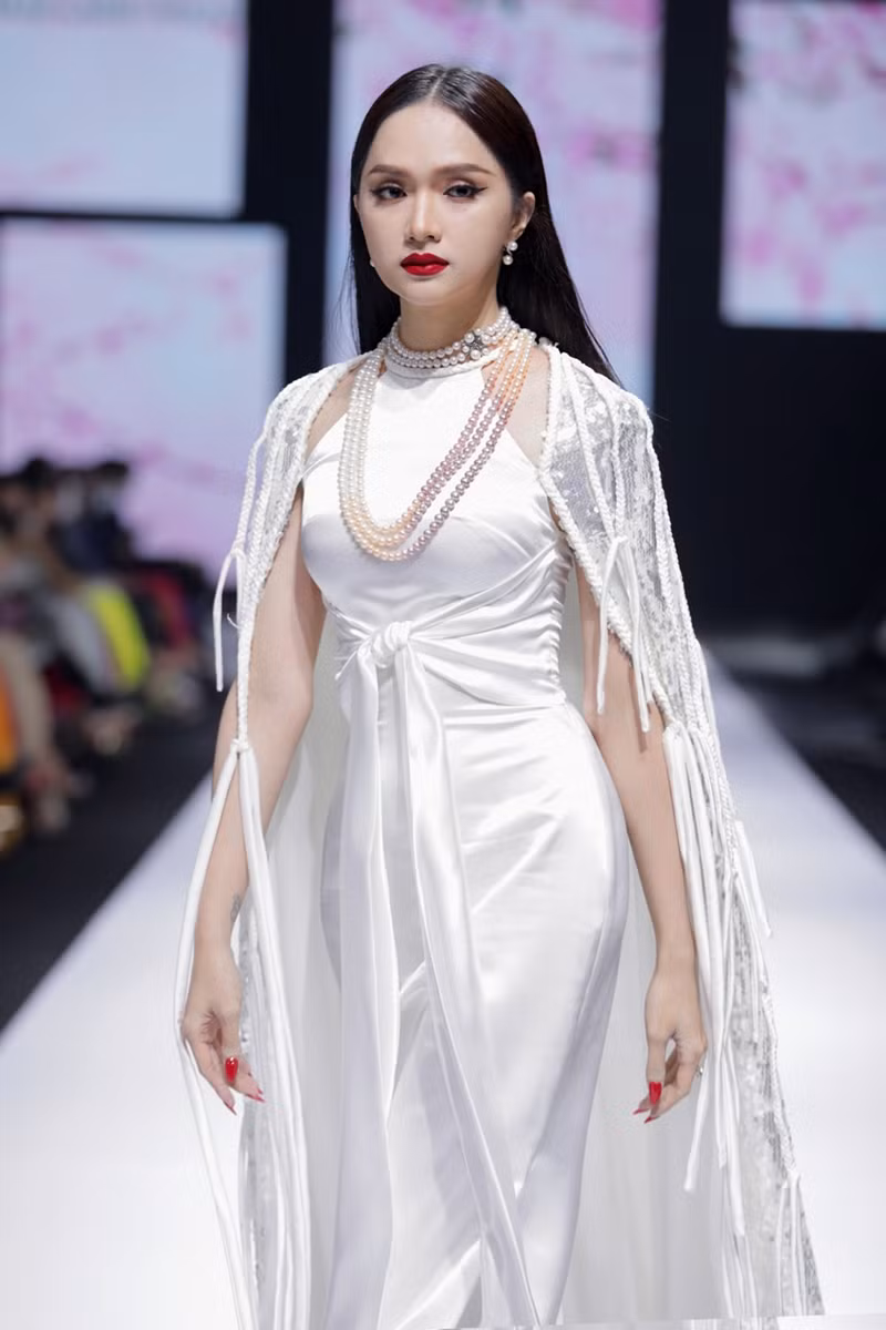 Hoa hậu Tiểu Vy và Hương Giang hóa thân thành “ả đào”, ai thướt tha dịu dàng hơn? ảnh 7