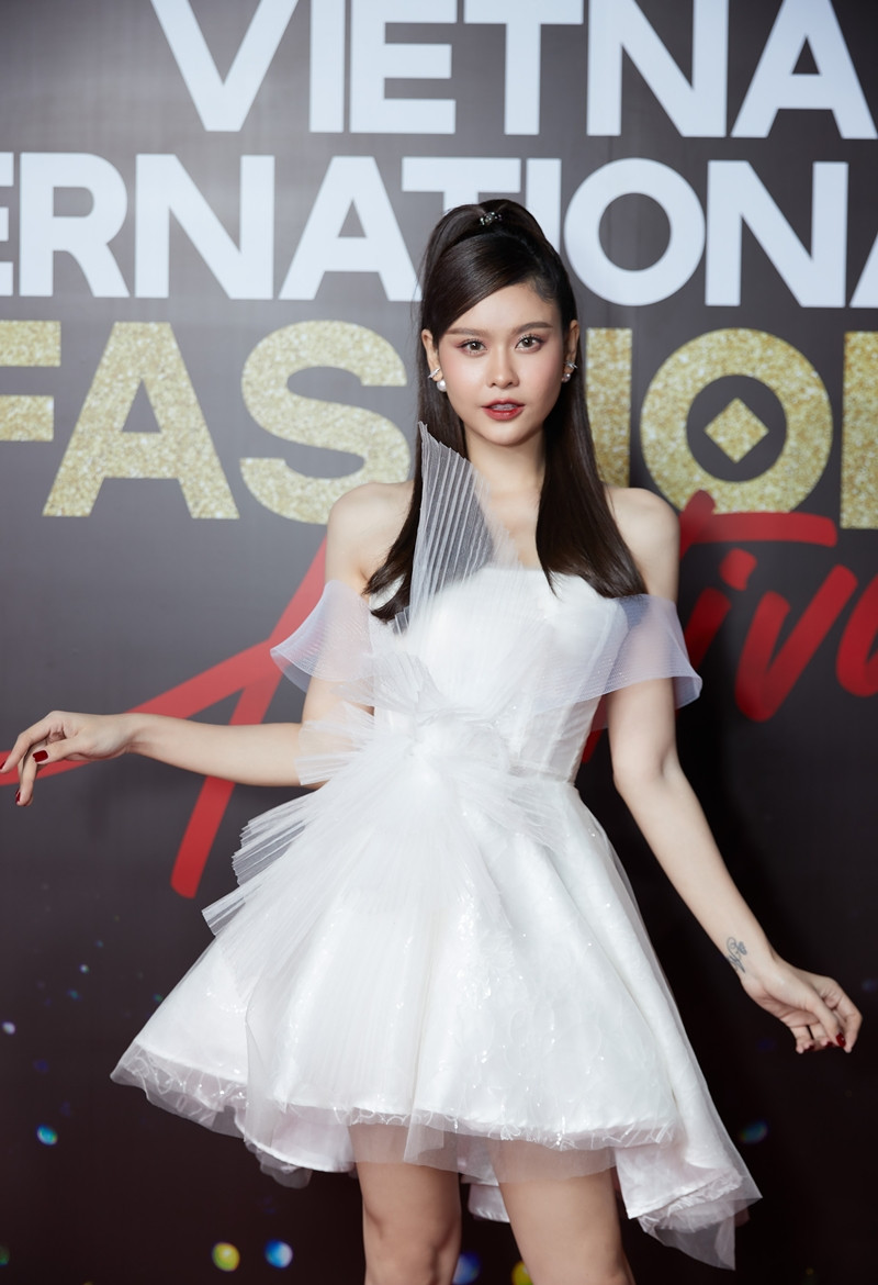 Top 10 mỹ nhân thảm đỏ Lễ hội Thời trang: Bảo Anh mặc đồ xuyên thấu “một mình một kiểu” ảnh 6