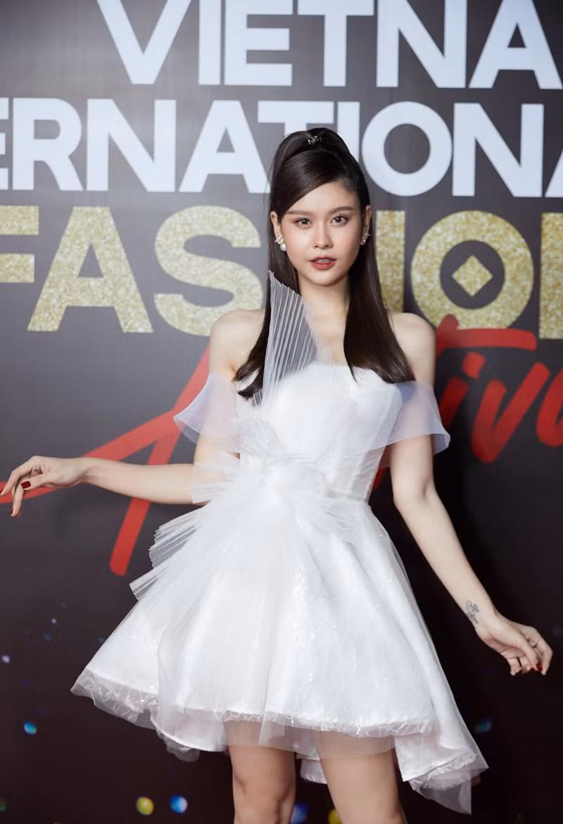 Top 10 mỹ nhân thảm đỏ Lễ hội Thời trang: Bảo Anh mặc đồ xuyên thấu “một mình một kiểu” ảnh 6