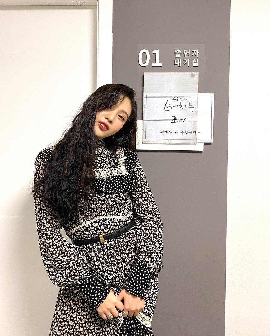 “Đụng hàng” bộ váy 100 triệu đồng với Seo Ye Ji, Joy (Red Velvet) bị chê trông xuề xòa hơn ảnh 6