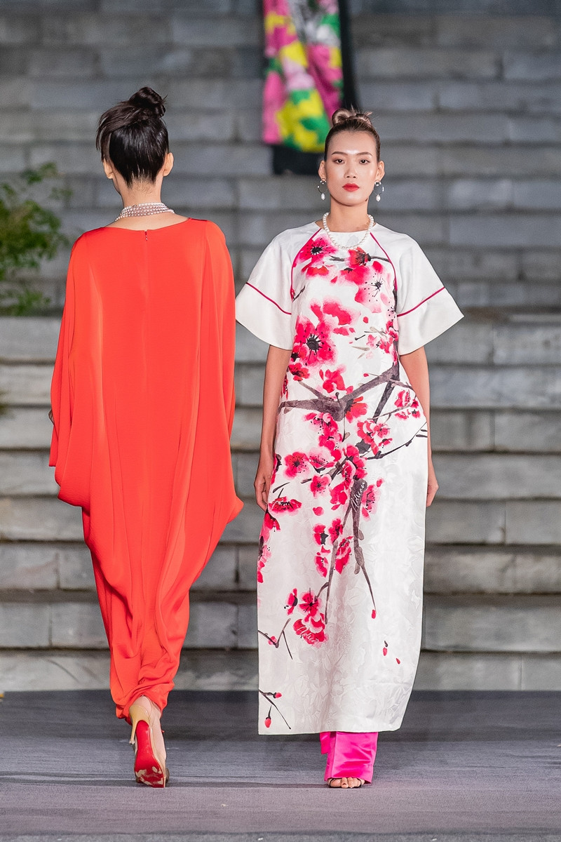 Hoa hậu Đỗ Thị Hà, Lương Thùy Linh mặc áo yếm, tự tin catwalk giữa thời tiết dưới 10 độ ảnh 5