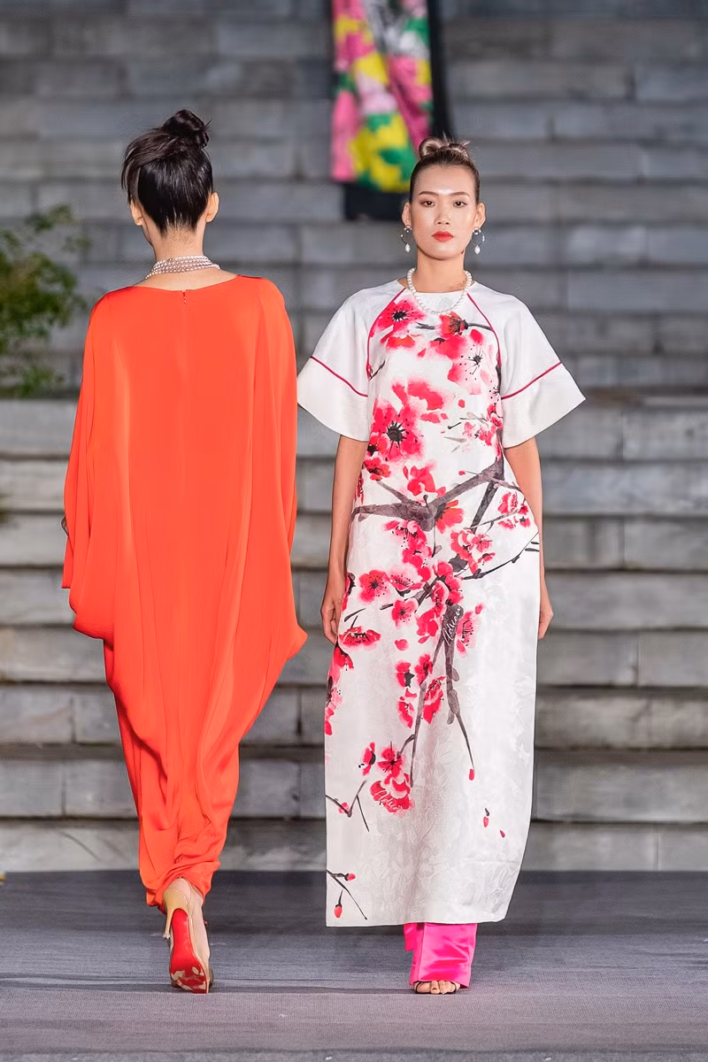Hoa hậu Đỗ Thị Hà, Lương Thùy Linh mặc áo yếm, tự tin catwalk giữa thời tiết dưới 10 độ ảnh 5