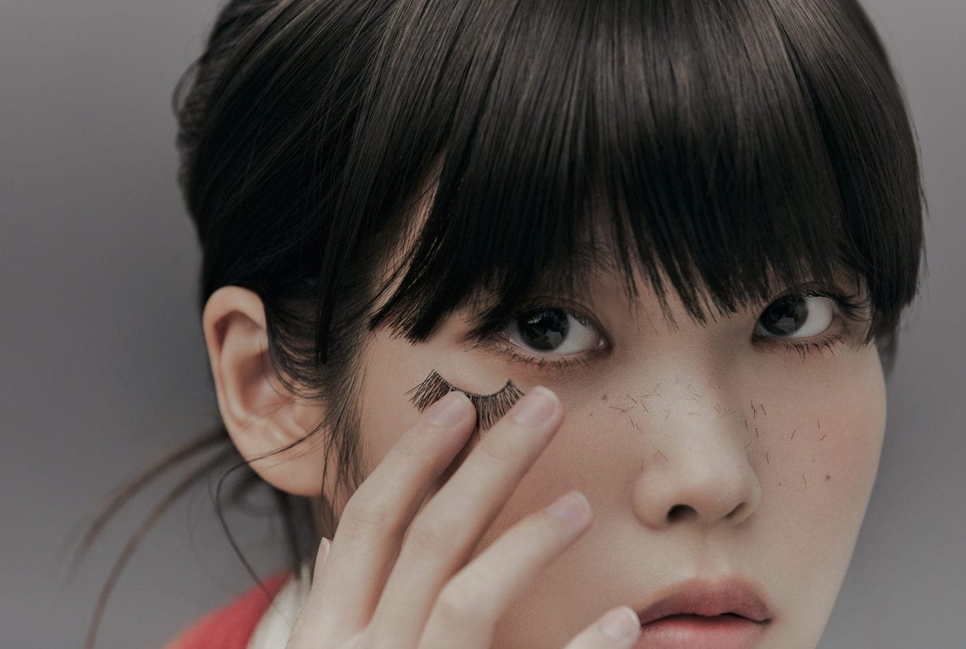 IU diện trang phục lịch lãm như một quý ông trên ấn phẩm GQ Man Of The Year ảnh 11