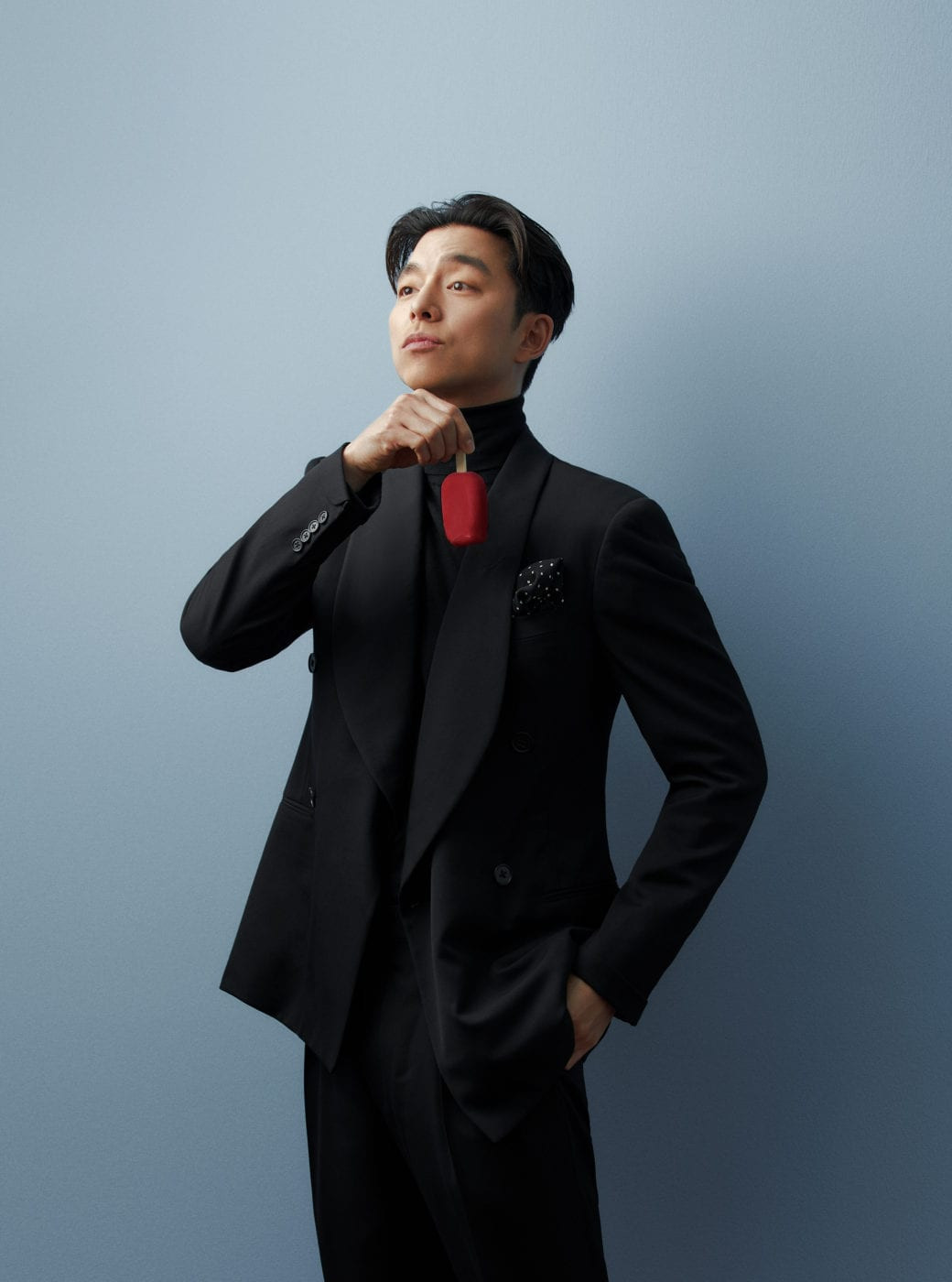 Diện suit lịch lãm mà “ông chú cực phẩm” Gong Yoo lại khiến fan liên tưởng đến danh hài ảnh 3