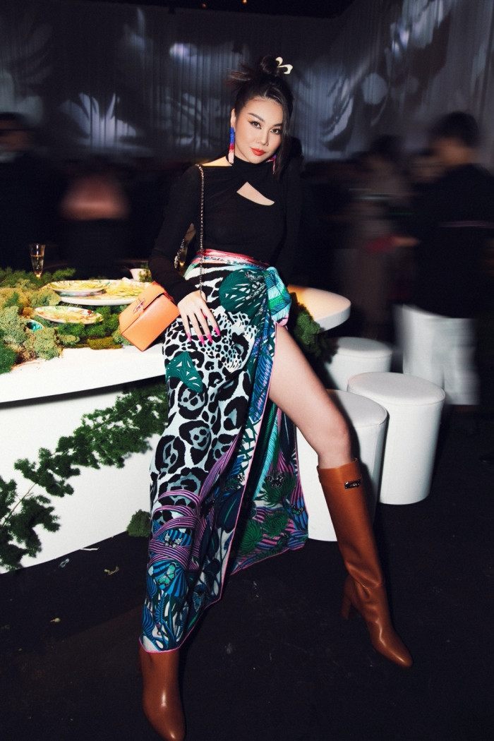 Học siêu mẫu Thanh Hằng cách quấn khăn thành chân váy khoe chân dài miên man ảnh 2