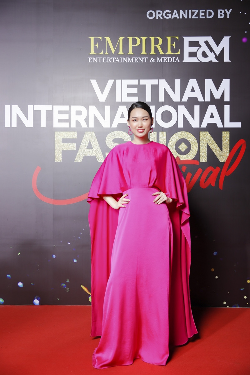 Top 10 mỹ nhân thảm đỏ Lễ hội Thời trang: Bảo Anh mặc đồ xuyên thấu “một mình một kiểu” ảnh 7