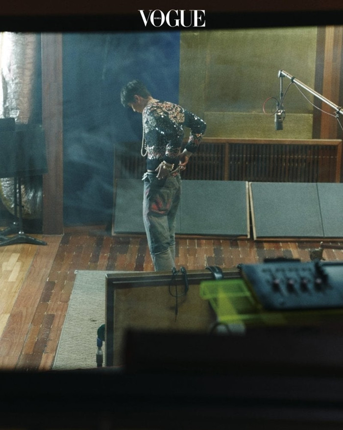 Chỉ có thể là G-DRAGON, chụp ảnh thời trang phía sau lưng vẫn được khen nức nở ảnh 6