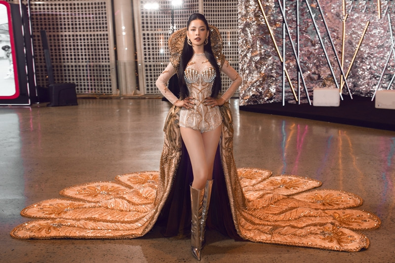 Chi Pu có quá can đảm khi dám diện chiếc váy 40kg “đụng hàng” Hoa hậu Mỹ Linh & H’Hen Niê? ảnh 5
