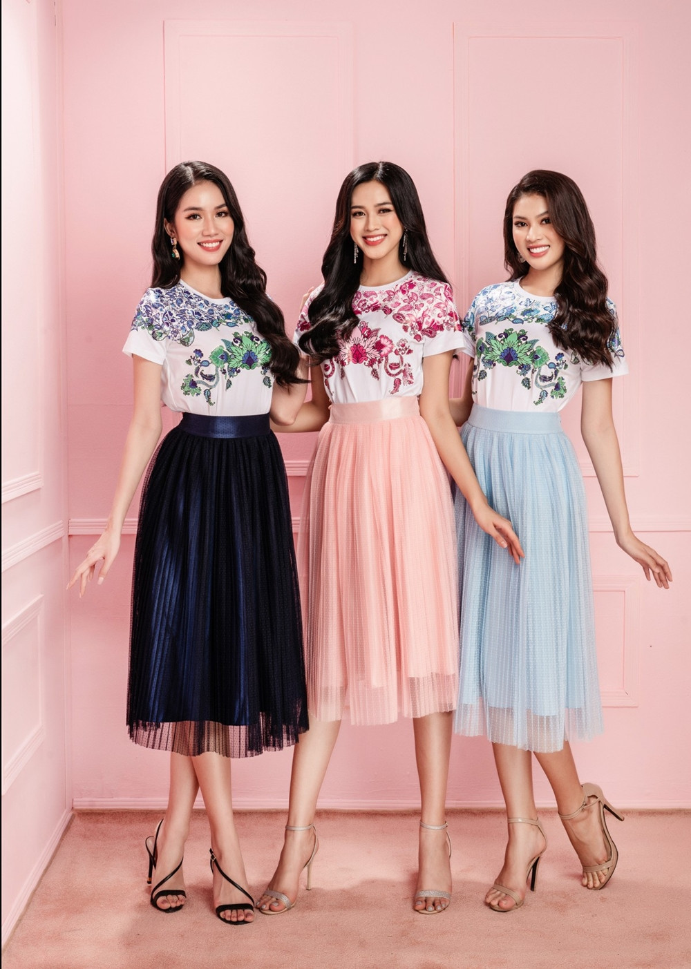 Học Hoa hậu Đỗ Thị Hà và hai nàng Á hậu cách chọn trang phục xinh tươi mùa Lễ Tết ảnh 7