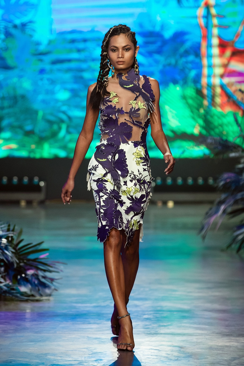 Mẫu nhí trong Lễ hội Thời trang gây ra tranh cãi gay gắt vì vác trăn lên sàn diễn ảnh 7