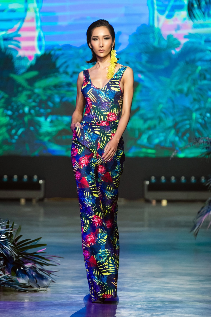 Mẫu nhí trong Lễ hội Thời trang gây ra tranh cãi gay gắt vì vác trăn lên sàn diễn ảnh 2