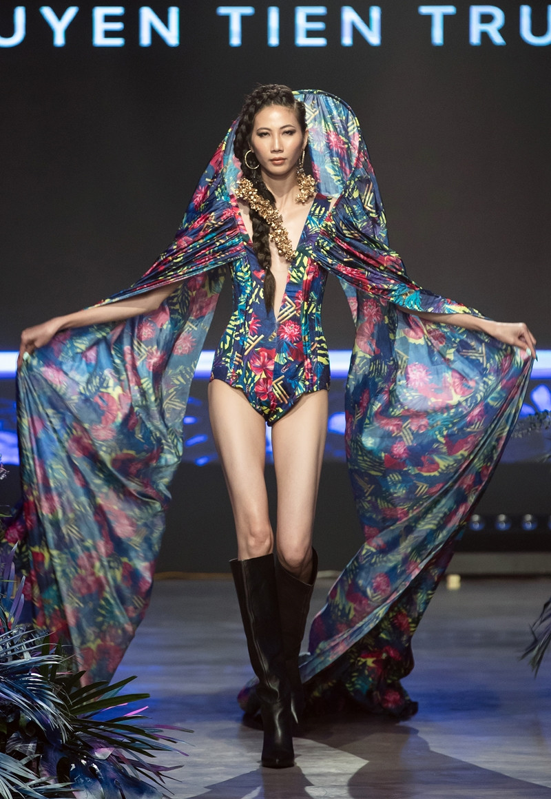 Mẫu nhí trong Lễ hội Thời trang gây ra tranh cãi gay gắt vì vác trăn lên sàn diễn ảnh 6